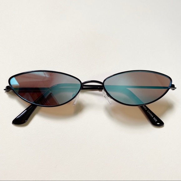 Vintage Cat Eye Sunglass - Picture 2 of 3